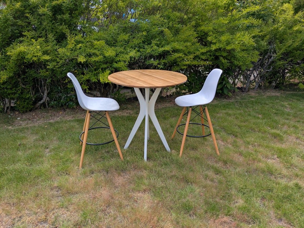 Solid Oak Table And Two Stools