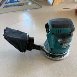 Makita orbital sander XOB01 (bare tool no battery) with sanding discs $85 Silver Lake 90026