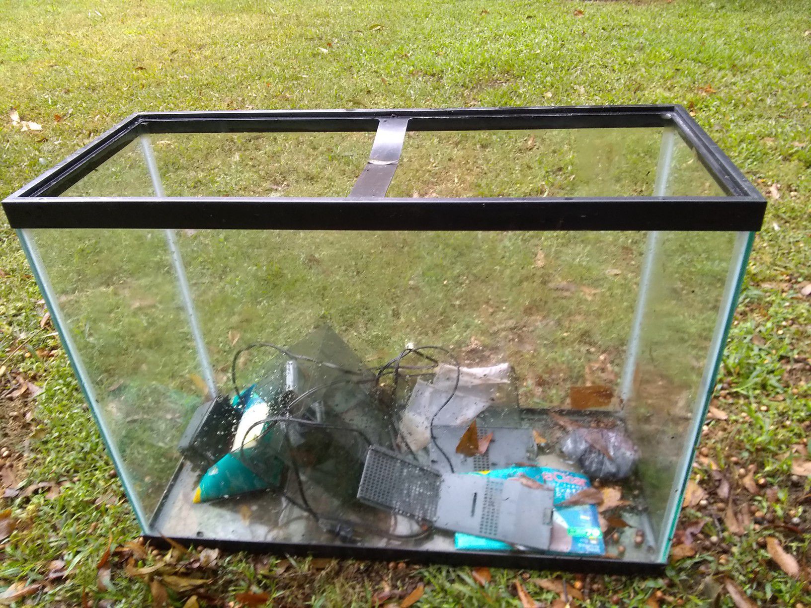 30 gallon fish tank with extras only 30.00