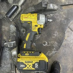 DeWalt 20vMAX XR 3/8” Impact Wrench Kit
