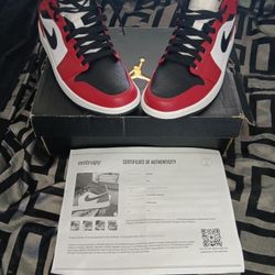 Air Jordan/Nike 1 Mid 'Chicago Black Toe'