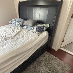 Queen Bed ( Barley Used!) 