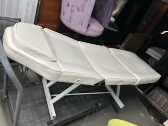 Used facial Chair/ Bed : 4 spa or tattoo, lashes, brows