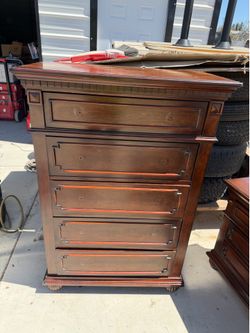 Dresser set