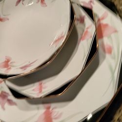 China Dish Set Service For 8:00 Perfect Never Been Used Plus Cream And Sugar And Extra Serving Bowls