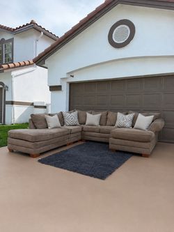 FREE DELIVERY‼️ Kevin Charles Brown Sectional