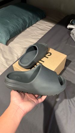 Adidas Yeezy Slides Size 5 (Willing to take offers)