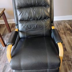 LAZYBOY RECLINER (BLACK) BACK COMES OFF FOR EASY MOVING/ REASONABLE OFFERS WELCOME