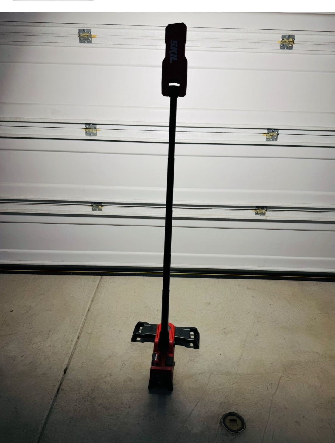 SKIL Compact Tower Light, 2OV Kit Including 2.0Ah USB-C Battery and Charger-