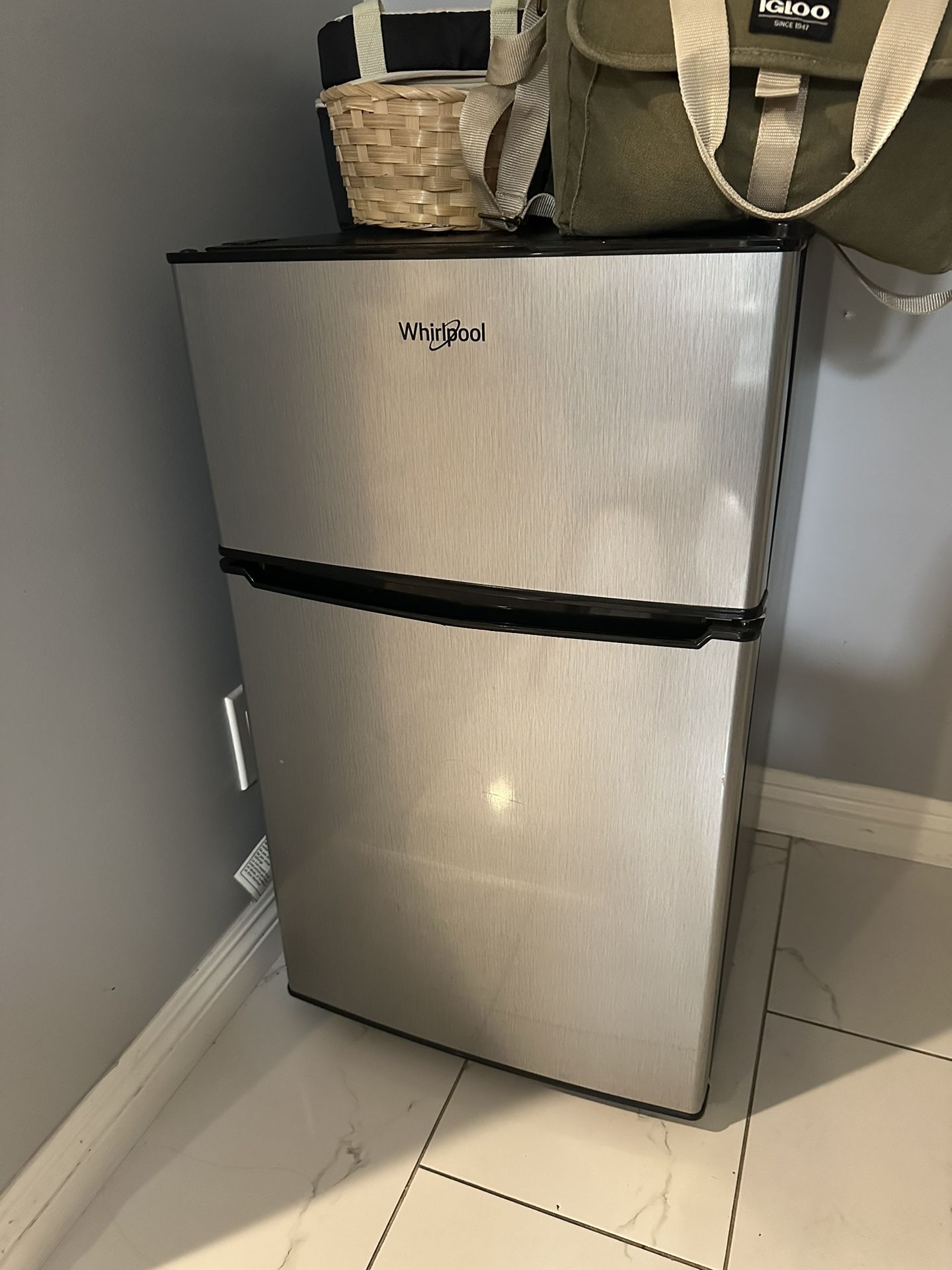Whirlpool mini Fridge