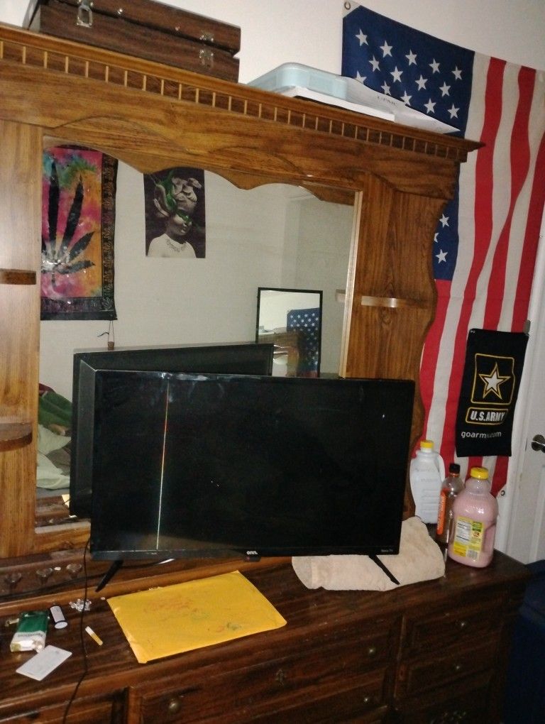 Dresser With Mirror