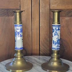 VINTAGE SOLID BRASS CHINOISERIE CERAMIC CANDLESTICK HOLDERS WITH BEAUTIFUL BLUE AND WHITE DETAILING