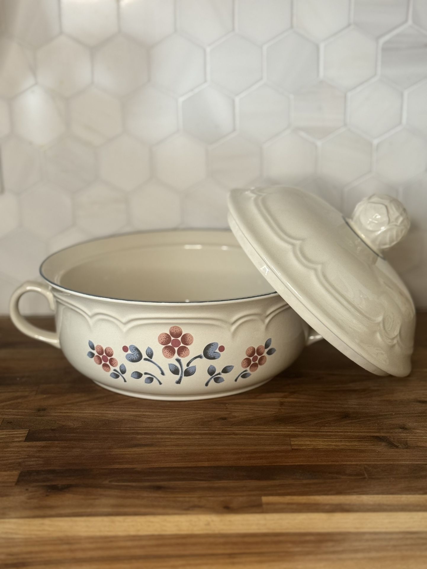 Vintage 1970s Hearthside Cumberland Brambleberry Floral Stoneware Casserole 2 Qt