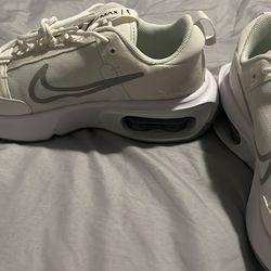 Women’s Nike Sneaker. White. Size 9