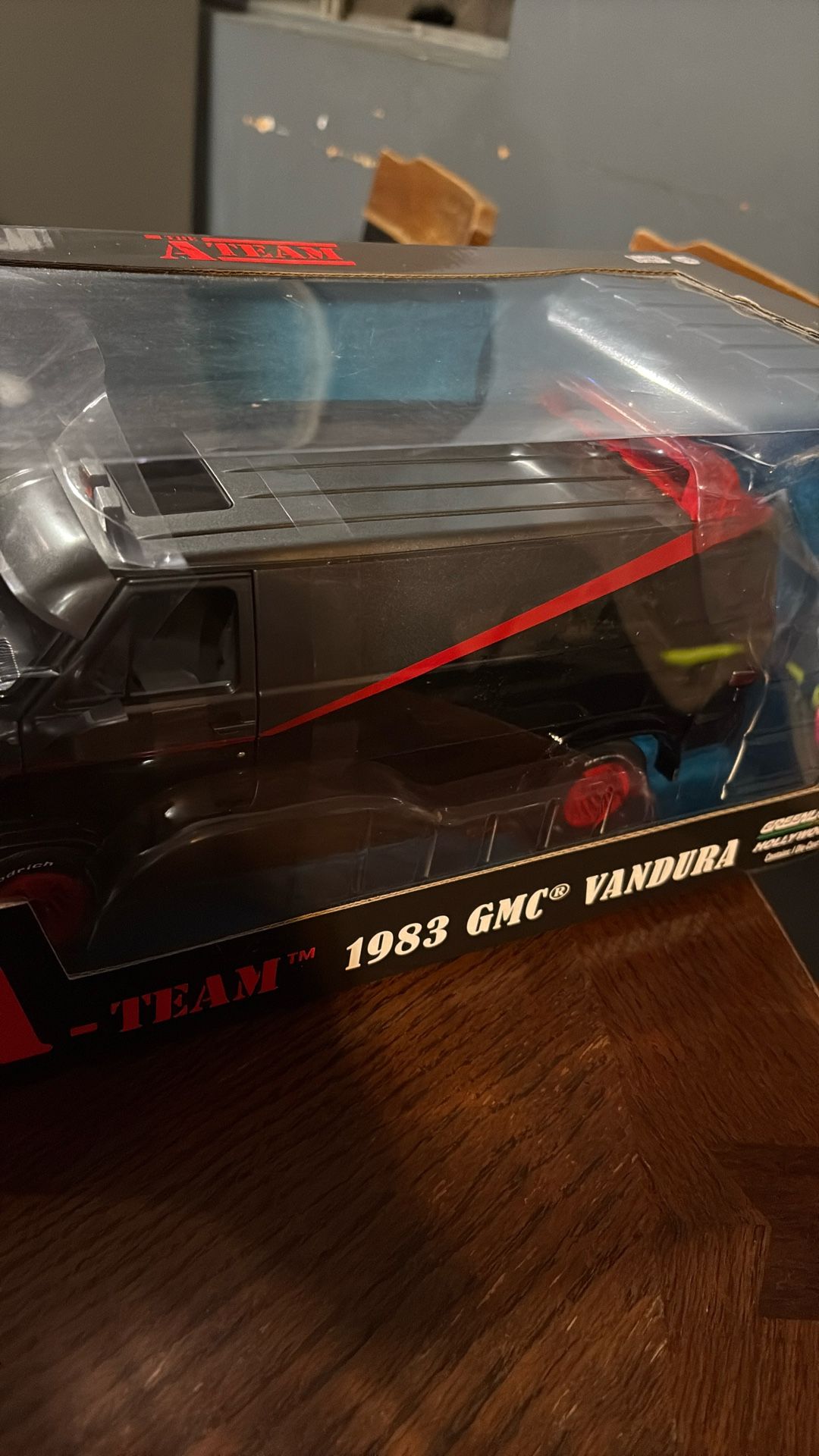 1/18 die cast. van 100