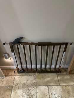 Dreambaby Nottingham 41-in x 28-in Pressure/Hardware Mounted Driftwood Wood Safety Gate