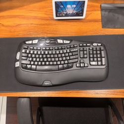Black Logitech K350 Wireless Wave Keyboard with Wrist Rest