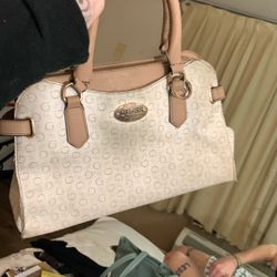 GUESS PURSE.