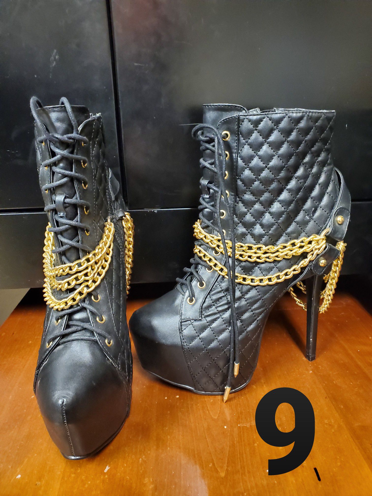 Black heel boots with gold chain