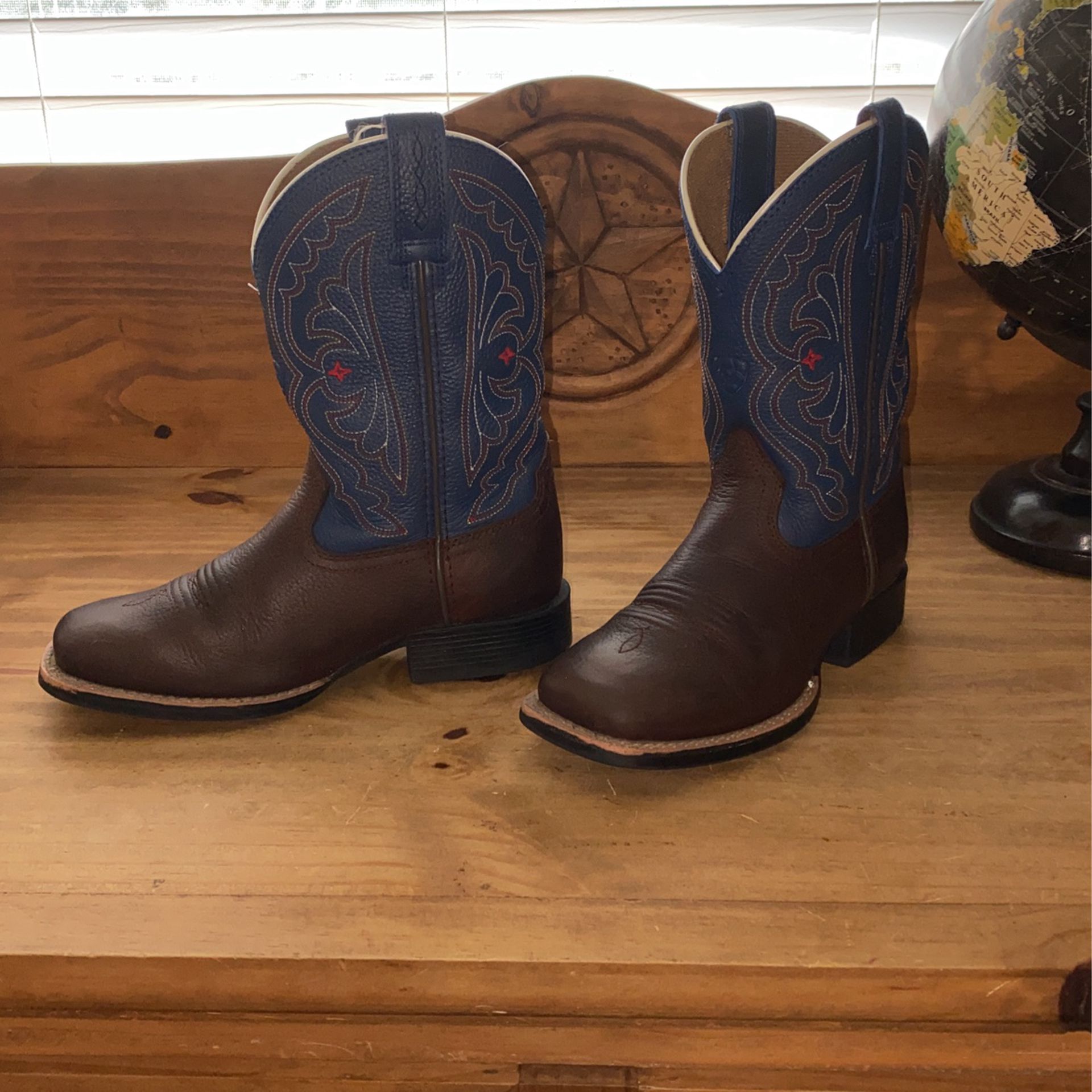 ARIAT  boys Boots Size 13y