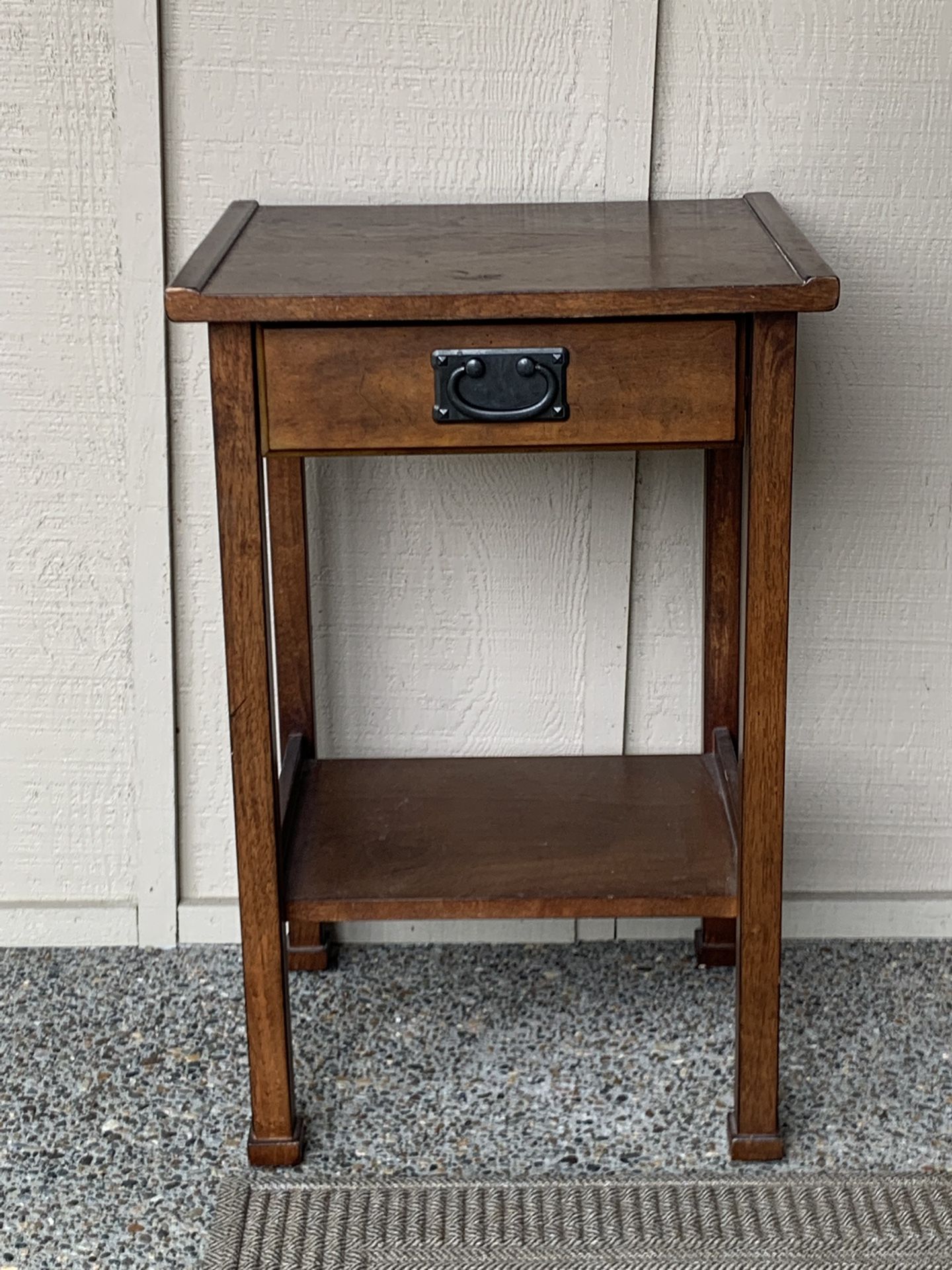 Antique-Style Wooden Side Table with Drawer & Shelf – Sturdy & Charming!