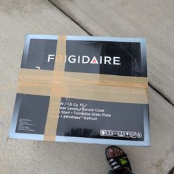 Frigidaire SpaceWise Sensor Microwave – 1.6 cu ft – NEW in Box