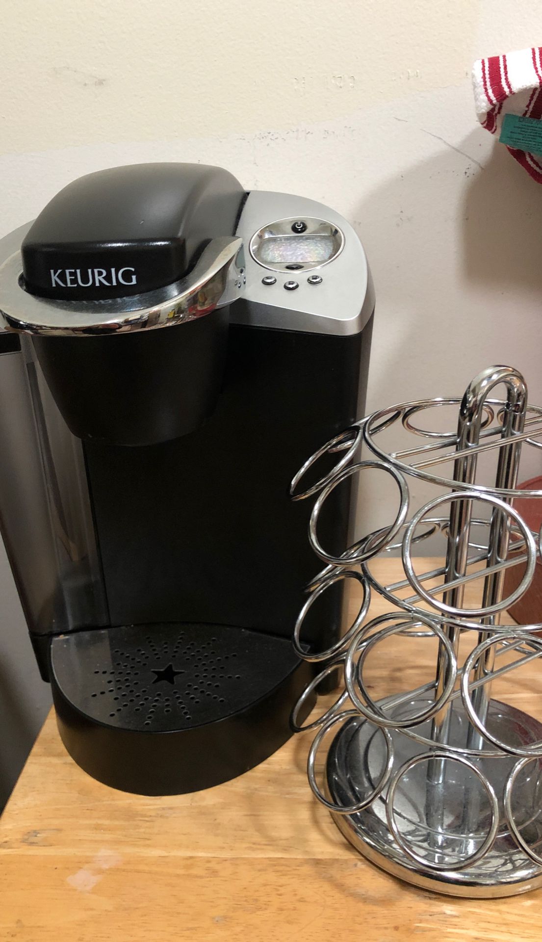 Keurig coffee maker and stand / used