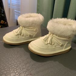 Little girl, boots, cream color, perfect condition. Size 8.