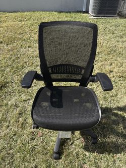 Selling GREAT swivel office chair.