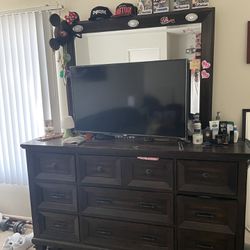*** Must Go ****Dresser With Mirror For Sale 