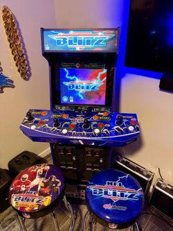 NFL BLITZ GOLD LEGENDS ARCADE 1UP MINT CONDITION + 2 ORIGINAL STOOLS + RISER, RARE!!!