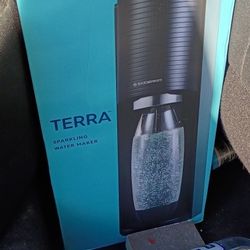 New Soda Stream Machine Complete W/Extras