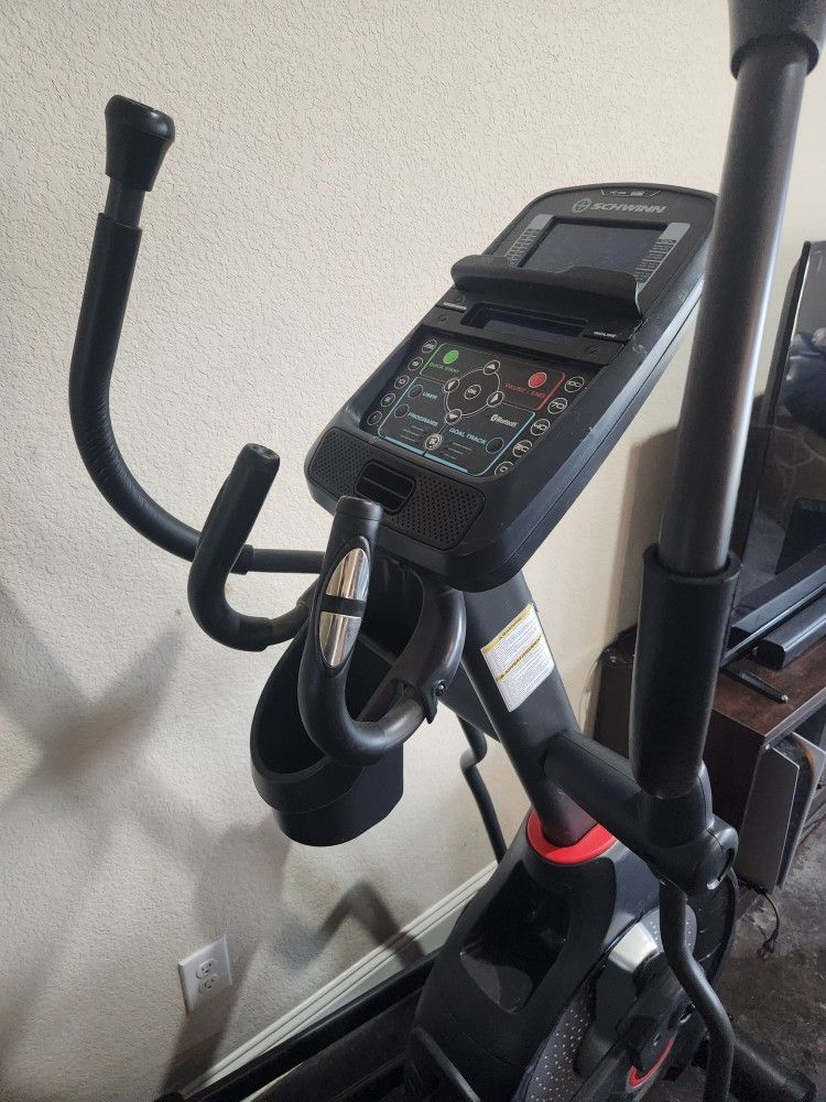 Elliptical Schwinn 470 Precision Path Foot Motion Technology