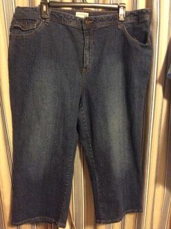 WOMEN’S Size 20W capri’s stretch, Saint Johns Bay brand, 21 inch length, stretch material, meet at huddle house/exxon at 2426 E Lamar Alexander parkw