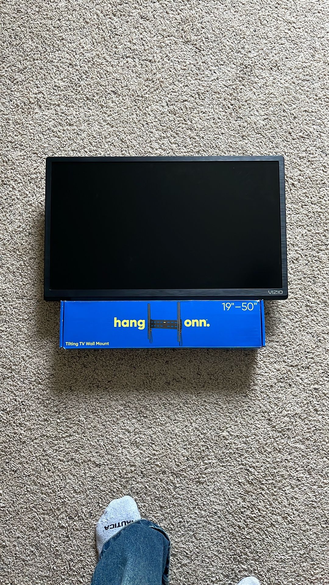 24in VIZIO Smart TV + Wall Mount 