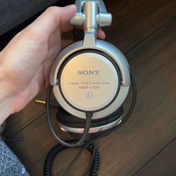 Sony MDR-V700 dynamic stereo headphones