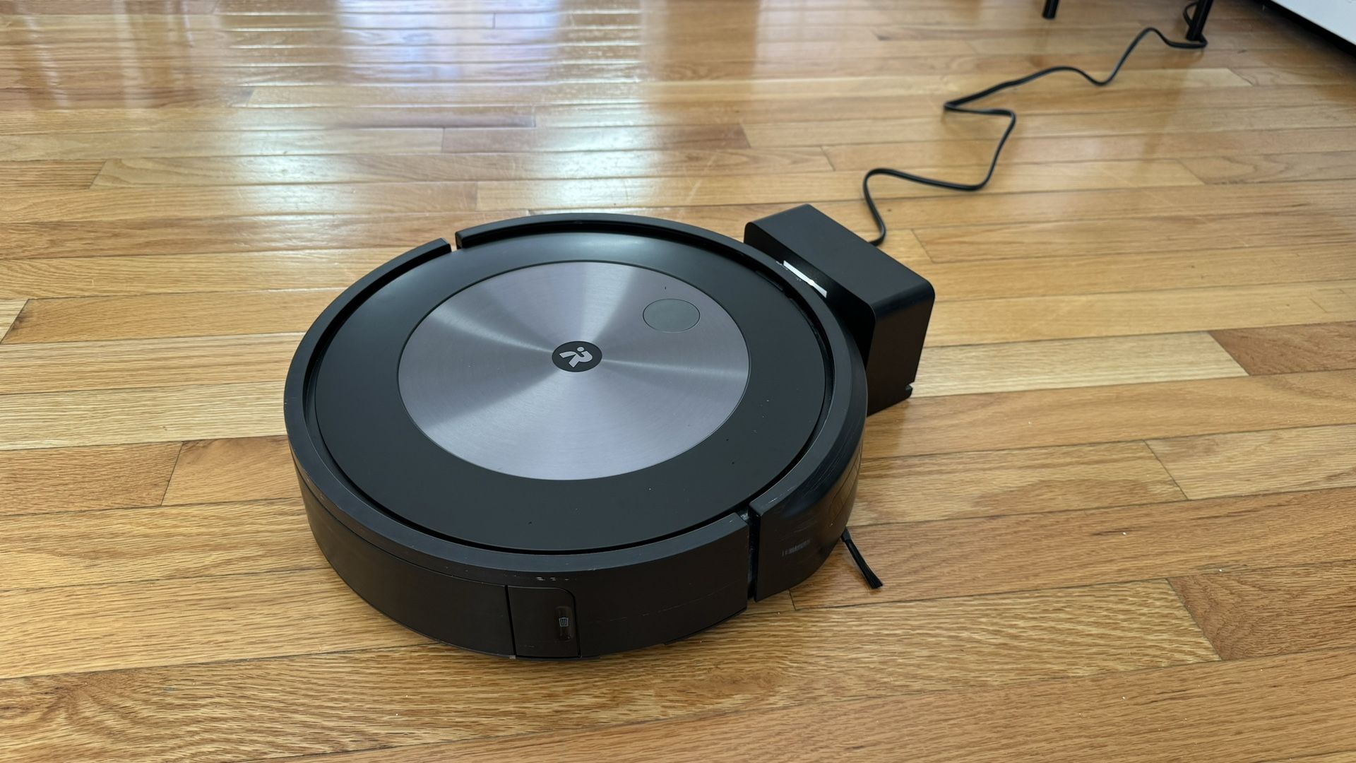 Roomba J7 w/Charging Dock