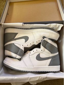 Jordan• 1 Retro High OG in Stealth, White