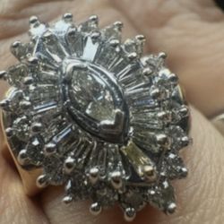 Very beautiful vintage natural diamond ring in 14k gold.