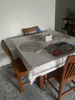 SQUARE/ROUND TABLE W/ 4 CHAIRS