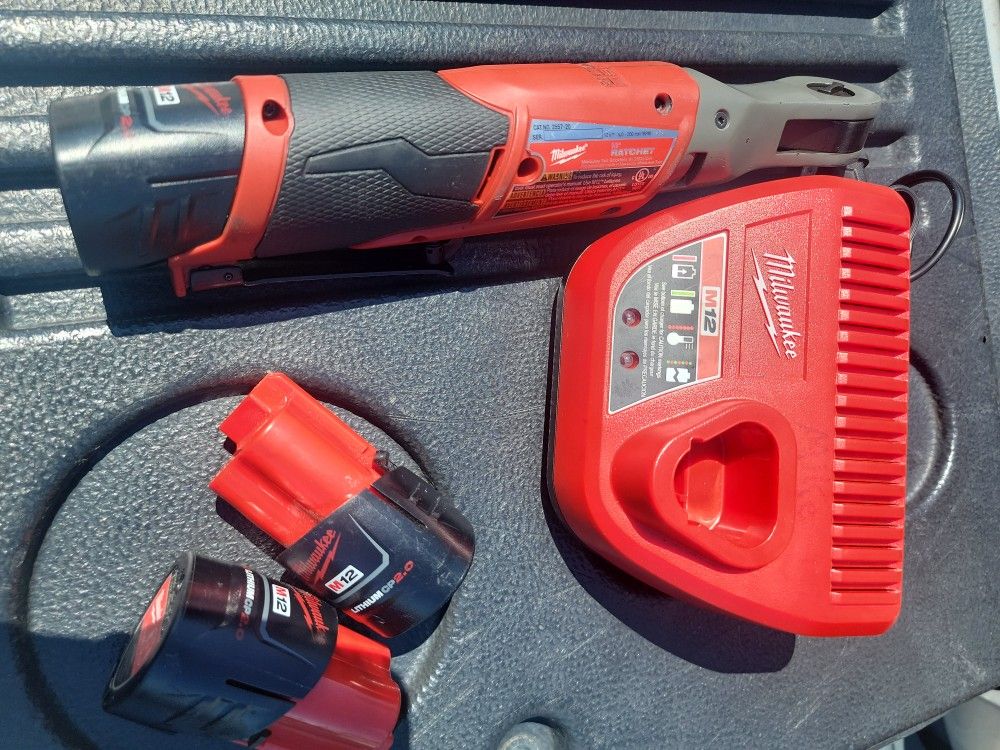 Milwaukee Fuel RACHET WRENCH WITH 3 2m12 Batteries And Charger
