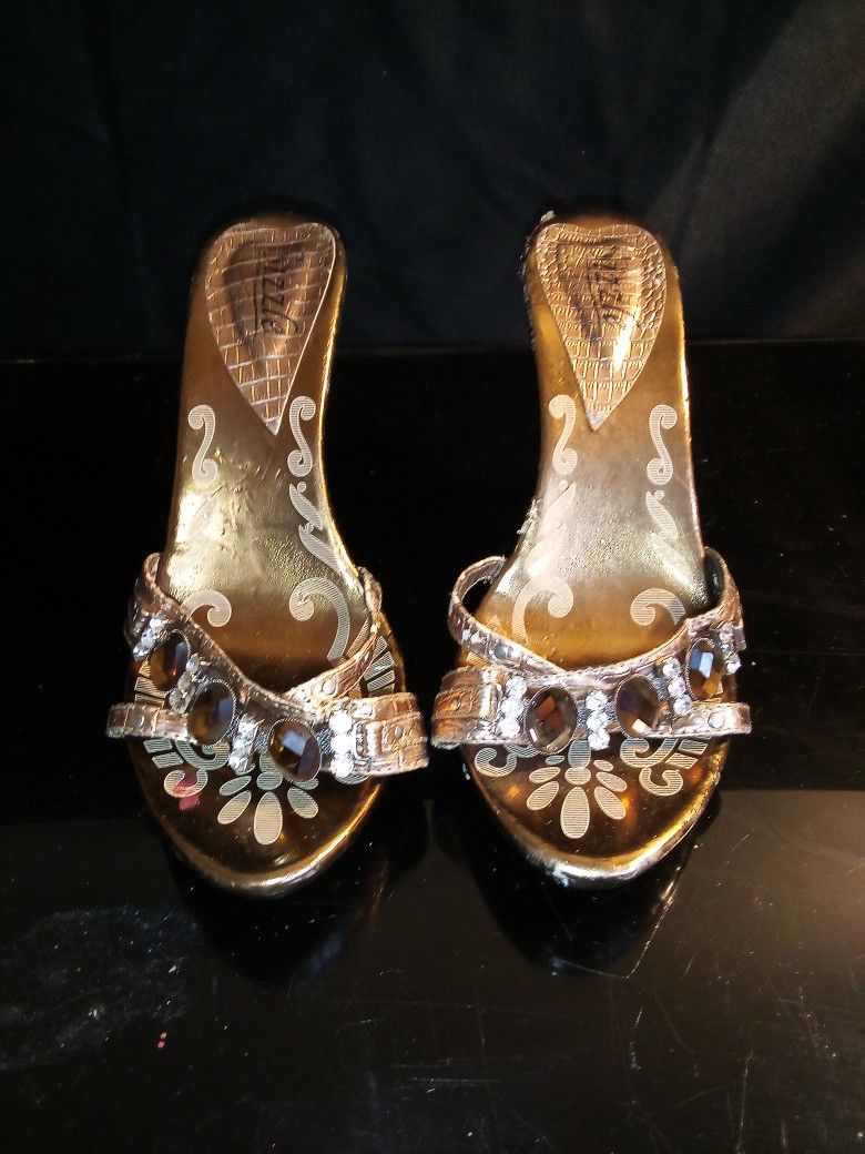 Women's Sizzle by Coloriffics Gold Heels 6½