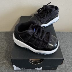 Jordan 11 Retro Low - Black, White & Varsity Royal - Size 5c $40