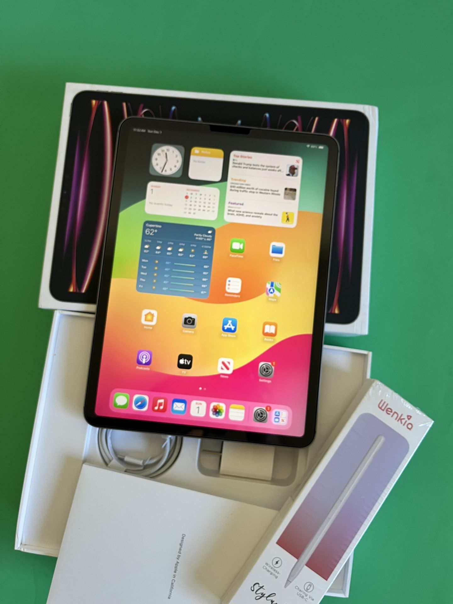 Apple iPad Pro 11” 4th generation (M2 Chip) 128GB WiFi + Cellular / unlocked with keyboard and pencil