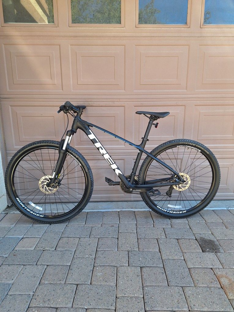 TREK MARLIN 5 MOUNTAIN BIKE 29 ER LIKE NEW ( MEDIUM) CHECK MY OTHER BIKES 
