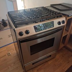 Whirlpool Gold GW395LEPS 30” Slide-In Gas Range – Stainless Steel