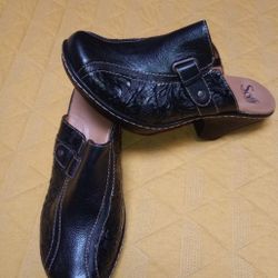 Women's Clogs Size 7.5 • by SOFFT