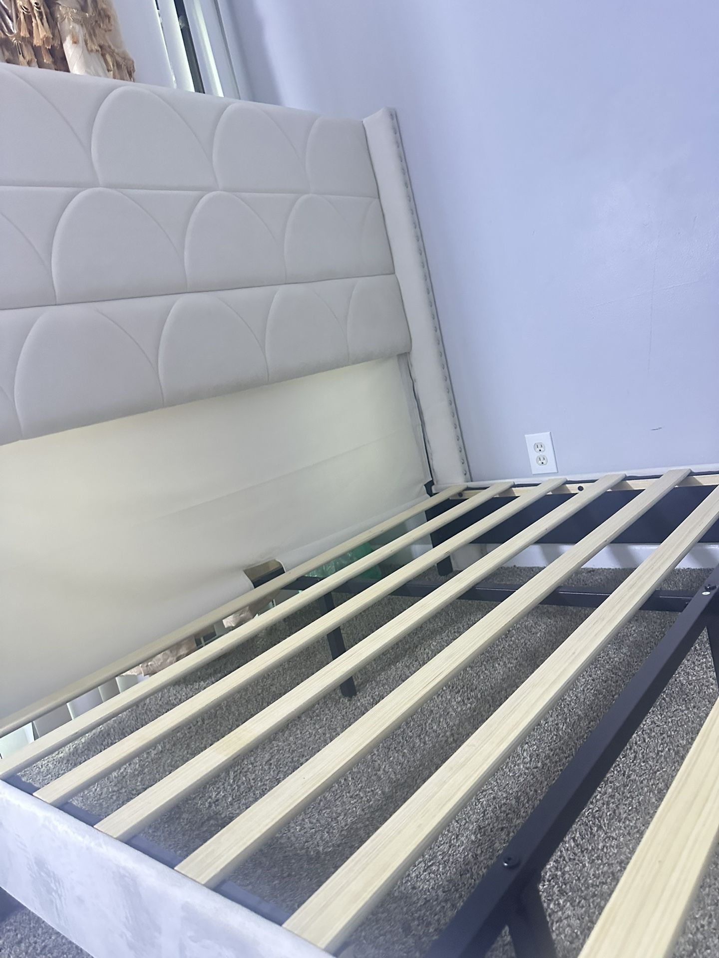 Queen Bed great Condition, Color Cream 