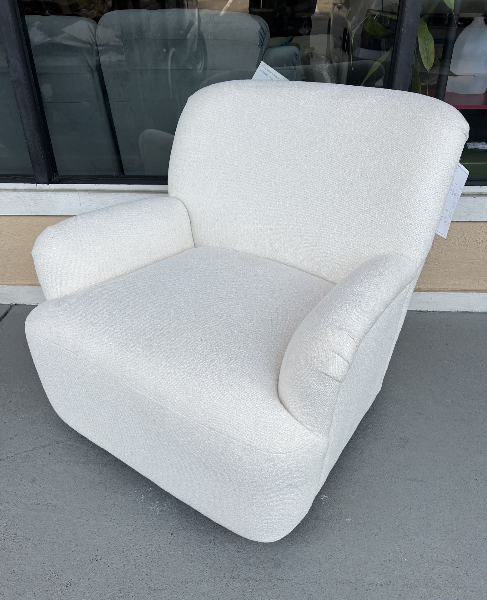 (1) New Crème Accent Chair