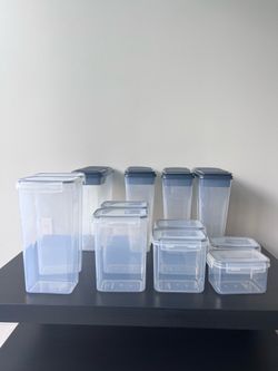 Set of containers/ tupperware